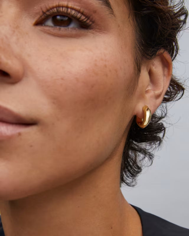Kendra Scott Mikki Metal Huggie Earrings in Gold - Gold